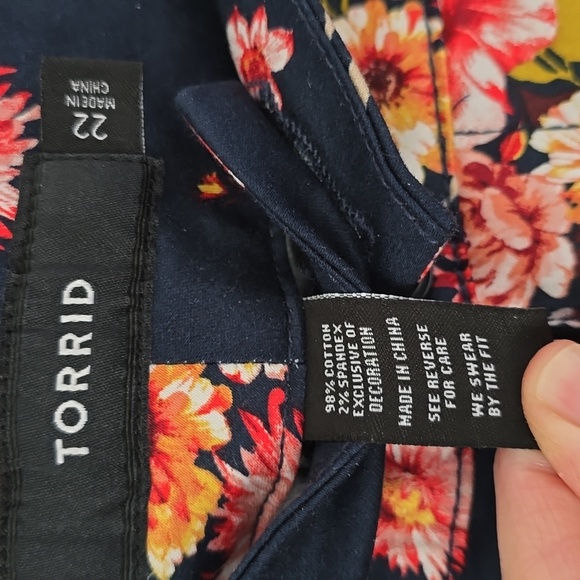 NWOT Torrid Navy Floral Shorts Size 22 - Picture 4 of 5
